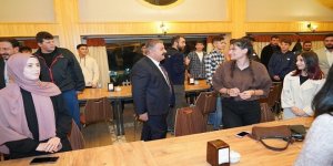 Başkan Sunar, Gençlerle Hızzek Kafe'de bir araya geldi