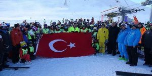 Snowboardcılar Palandöken'de şehitleri andı