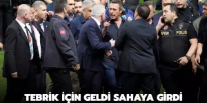 Tebrik için geldi sahaya girdi