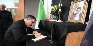 Vali Çiftçi, Reisi için açılan taziye defterini imzaladı