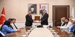 AK Parti İl Başkanı Küçükoğlu'ndan Vali Çiftçi'ye plaket