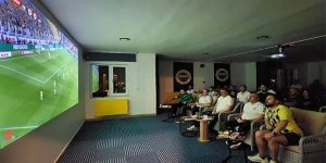 Vali Çiftçi futbolseverlerle bir araya geldi, Fenerbahçe maçını izledi