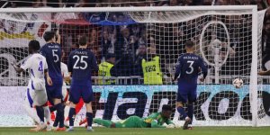 O gol sonrası taraftarlar Altay Bayındır isyanında bulundu