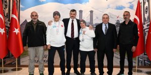 Vali Çiftçi şampiyonları kabul etti