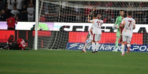 Galatasaray sezonu galibiyetle açtı: Hakem kararları maça damga vurdu