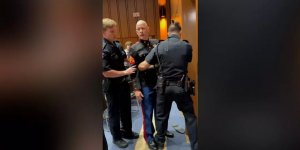 Kongreyi basıp protesto etti!