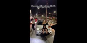 Bu ne kendini bilmezlik! Trafiği durdurup aracın önünde dans etti