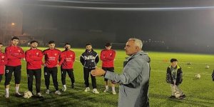 Başkan Çelebi Oltu 25 Martspor'un antrenmanını izledi.