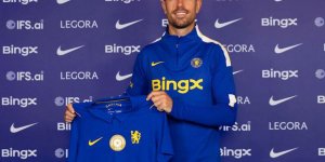 12 yıl formasını giydiği kulübün ezeli rakibine imza attı