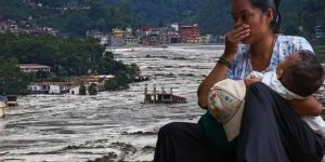Nepal'deki sel felaketinden çarpıcı kare!