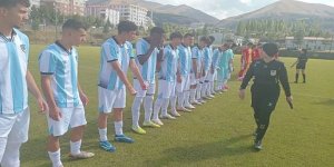 Çimenler tribün oldu