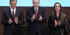 İzmir AK Parti'ye geçti! Cemil Tugay'a rozetini Cumhurbaşkanı Erdoğan taktı