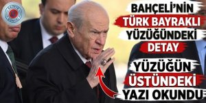 Bahçeli’nin Türk bayraklı yüzüğündeki detay. Yüzüğün üstündeki yazı okundu