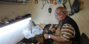 Oltu taşını 72 yıldır ilmek ilmek işliyor