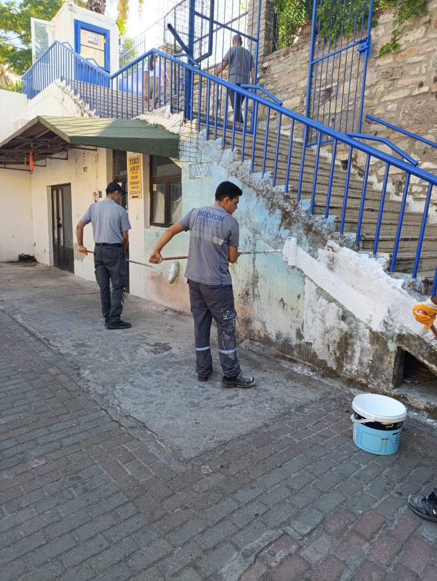 bodrumun-cadde-ve-sokaklarinda-mavi-beyaz-boyama-calismalari-devam-ediyor-1.jpeg