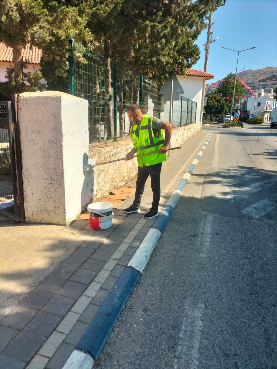 bodrumun-cadde-ve-sokaklarinda-mavi-beyaz-boyama-calismalari-devam-ediyor-10.jpeg