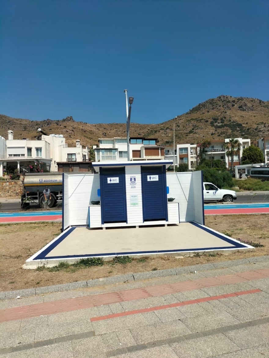 bodrumun-cadde-ve-sokaklarinda-mavi-beyaz-boyama-calismalari-devam-ediyor-7.jpeg