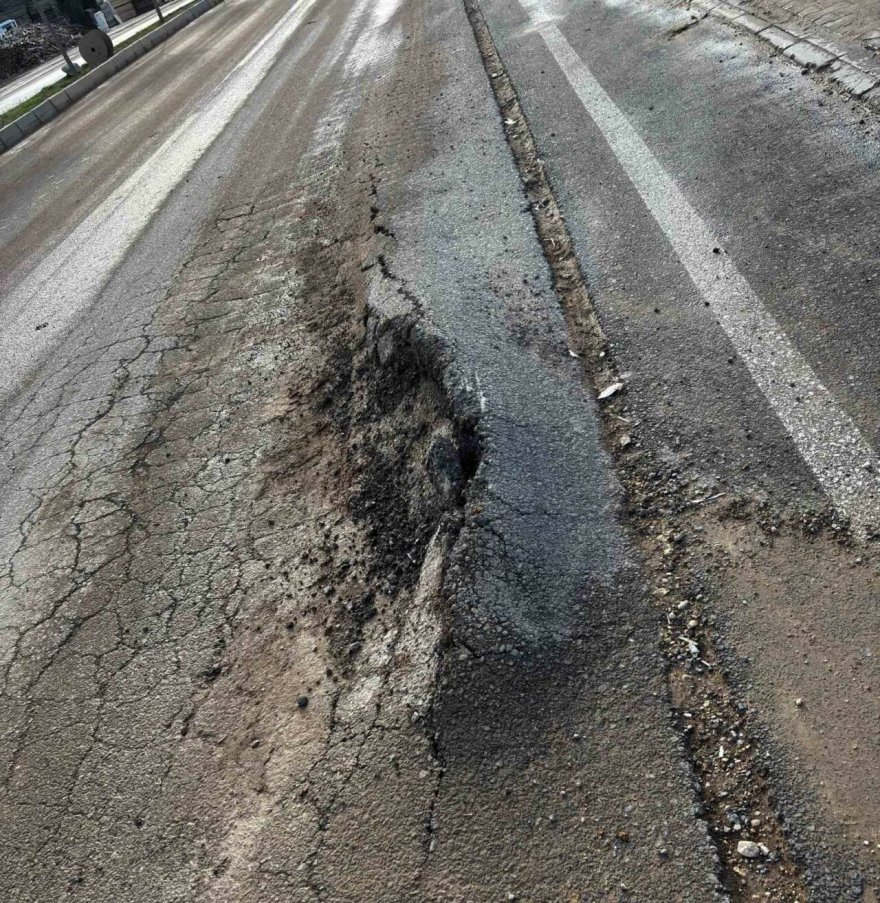 bozuk-yollar-kazalara-davetiye-cikariyor-ab4d4c21a323.jpg