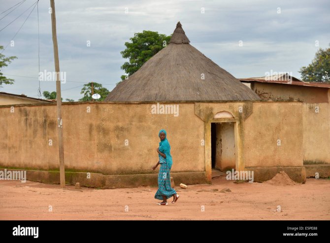 local-woman-ngaoundr-adamawa-region-cameroon-e5pe88.jpg